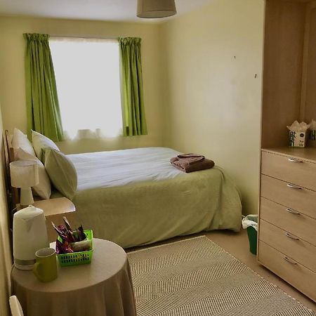 Rowan Close Whitchurch  ภายนอก รูปภาพ