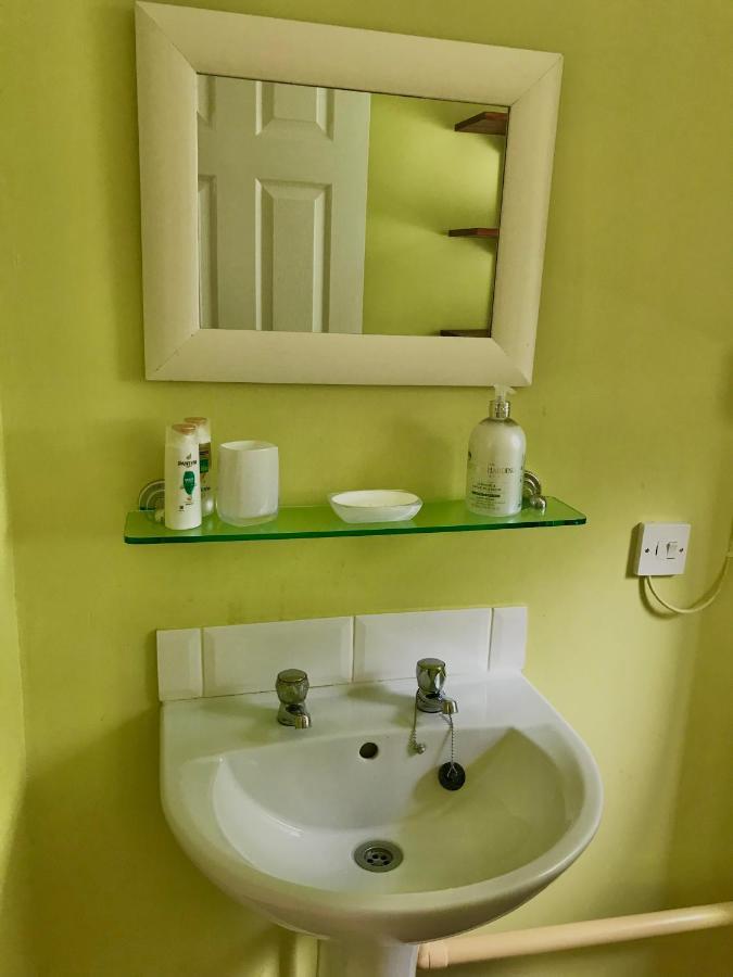 Rowan Close Whitchurch  ภายนอก รูปภาพ