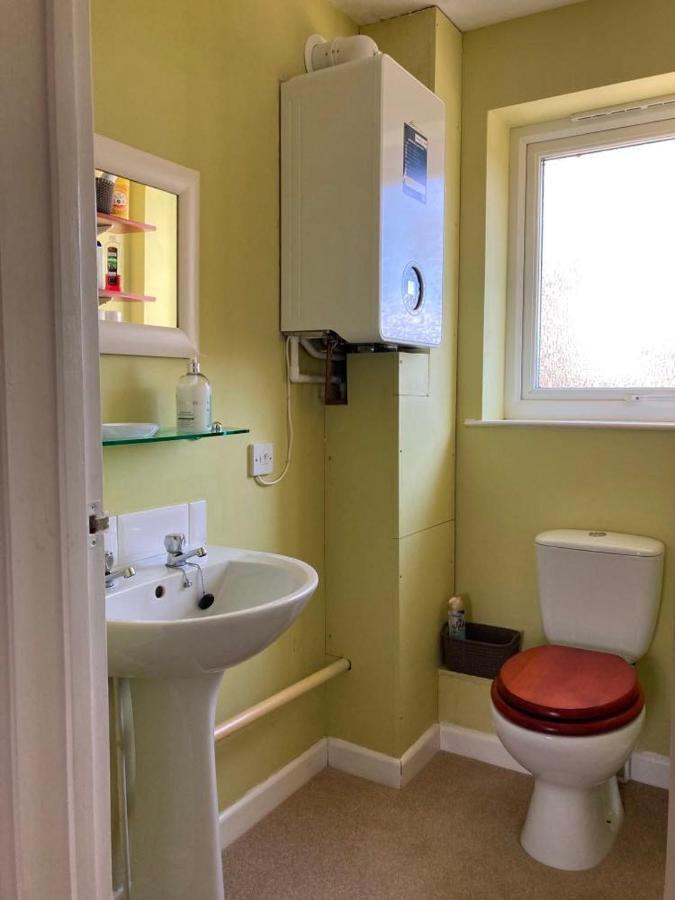 Rowan Close Whitchurch  ภายนอก รูปภาพ