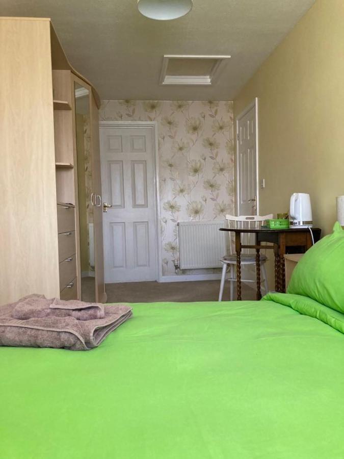 Rowan Close Whitchurch  ภายนอก รูปภาพ